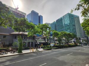 8U Pristine & Cozy Stay at Uptown Mall BGC across Mitsukoshi with FREE Parking and Balcony