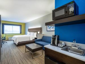 King Suite room in Holiday Inn Express Hotel & Suites Beaumont Northwest an IHG Hotel