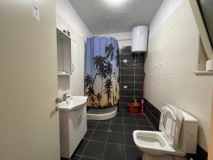 Private Rooms - City & Mountain Views & Free Parking & WiFi