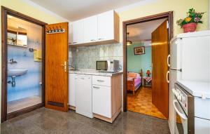 Nice Apartment In Zdrelac With Wifi And 2 Bedrooms
