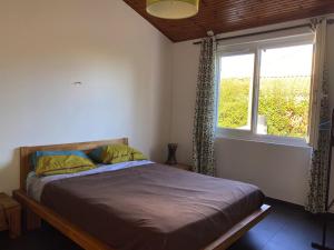 Maisons de vacances Maison a Jard-sur-Mer, 500m de la Plage, 2 Chambres, Climatisation, Parking et Jardin Cloture - FR-1-336-124 : photos des chambres