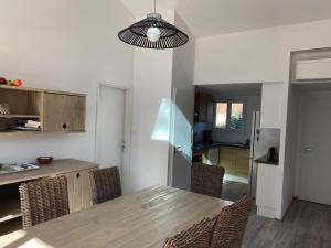 Maisons de vacances Maison a Jard-sur-Mer, 500m de la Plage, 2 Chambres, Climatisation, Parking et Jardin Cloture - FR-1-336-124 : photos des chambres