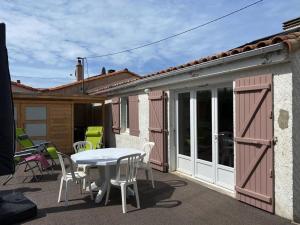 Maisons de vacances Maison a Jard-sur-Mer, 500m de la Plage, 2 Chambres, Climatisation, Parking et Jardin Cloture - FR-1-336-124 : photos des chambres