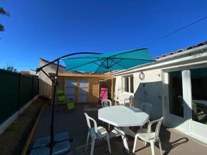 Maisons de vacances Maison a Jard-sur-Mer, 500m de la Plage, 2 Chambres, Climatisation, Parking et Jardin Cloture - FR-1-336-124 : photos des chambres