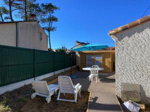 Maisons de vacances Maison a Jard-sur-Mer, 500m de la Plage, 2 Chambres, Climatisation, Parking et Jardin Cloture - FR-1-336-124 : photos des chambres