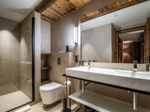 Appartement de luxe avec accès ski aux pieds, spa, terrasses ensoleillées et services hôteliers inclus - FR-1-613-61