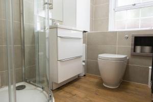 Fully fitted studio flat with riverside views