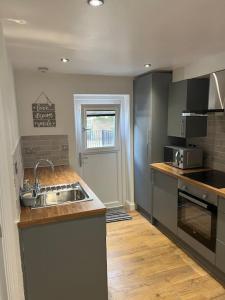 Fully fitted studio flat with riverside views