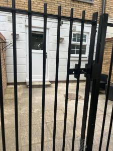 Fully fitted studio flat with riverside views