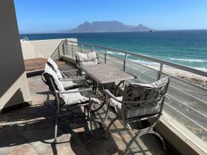 Beach penthouse-style living,self checkin,king beds