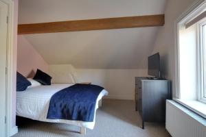 Lovely Hudds home, x4 double bedrooms & parking