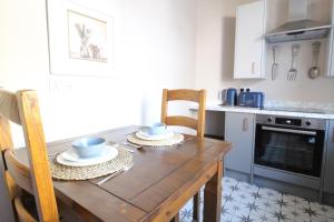 Spacious 4 Double Bedroom House in Huddersfield with parking