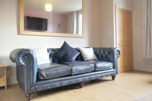Lovely Hudds home, x4 double bedrooms & parking