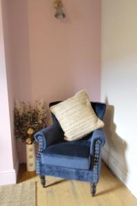 Lovely Hudds home, x4 double bedrooms & parking