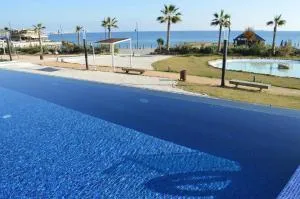 Super zeezicht in eerste lijn met verwarmd zwembad en fitness - Punta Prima