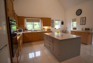 Kilskeery Lodge, modern country house with hot tub