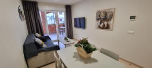 Homes of Spain, Apartamentos Paraiso de Vera Playa, Ed Tahiti, bajo G a pie de la playa, vistas piscina