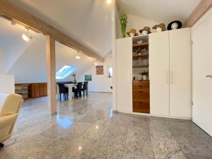 4 Zimmer Apartment, 125 qm, ruhig und zentrumsnah, max 5 Pers, Dachterasse, Garage, 1000 MBit