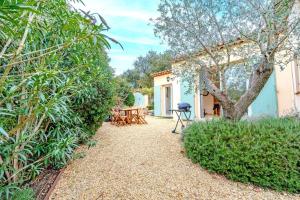 Pretty air-conditioned house with flower garden