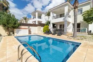 Amelia Villa in Coral Bay with private pool and close to a sandy beach - Maa