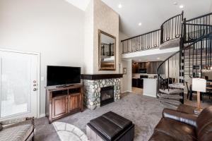 Family Getaway-Skiing, Ice Castles & Golf Course 2204 apts