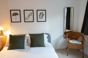 Calm Cosy House with Beautiful Riverside Walk to Centre