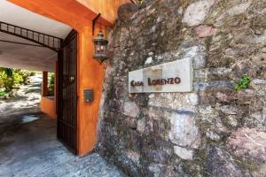 Casa Lorenzo Orange Sunsets, Lush Landscape, Intown, Privacy