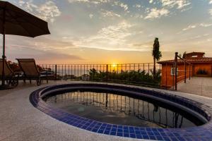 Casa Lorenzo Orange Sunsets, Lush Landscape, Intown, Privacy