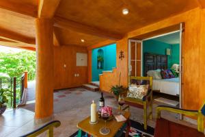 Casa Lorenzo Orange Sunsets, Lush Landscape, Intown, Privacy