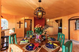 Casa Lorenzo Orange Sunsets, Lush Landscape, Intown, Privacy