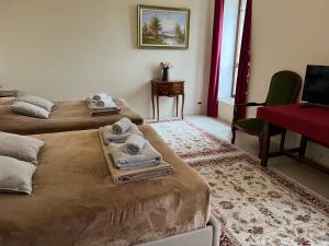 B&B / Chambres d'hotes Chateau de Crenille : Chambre Quadruple - Vue sur Jardin