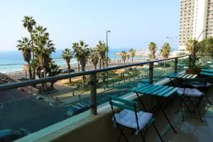 Sea View Apartment Prime Location On The Beach - Tel Aviv