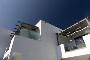 SKYROS BLUE SUITES