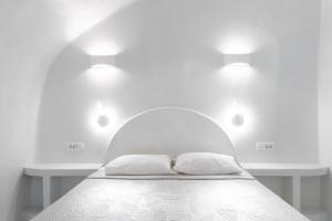 Sun Naam Home Santorini with heated jacuzzi