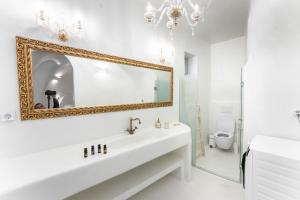 Sun Naam Home Santorini with heated jacuzzi