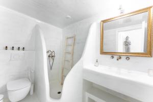 Sun Naam Home Santorini with heated jacuzzi