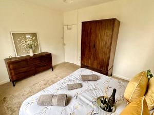 THREE BEDROOM Rural, relaxing and peaceful,DOGS welcome! With Cymru Holidays