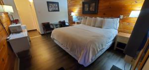 Pines Motel