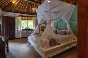 Biệt Thự Nhìn Ra Vườn (Villa with Garden View)