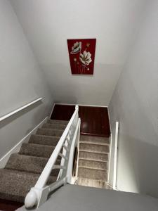 Cheerful 2 bedroom home 20 minutes from downtown