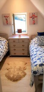 Maisons de vacances Le Vieux Moulin Gites - Detached cottage with garden views and pool : photos des chambres