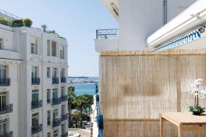 Martinez area Superb 1 bed w XXL terrace