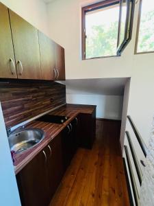 Къща за гости Под Манастира