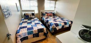 La Mer 12 - 9 Sleeper - Stylish & Sophisticated!