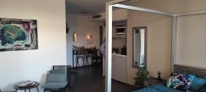 grand studio terrasse de standing, pleine vue village et proche mer