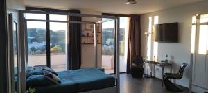 grand studio terrasse de standing, pleine vue village et proche mer