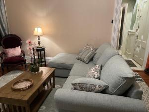 1 Br Private Victorian Apt in convenient City location on half acre sleeps 4