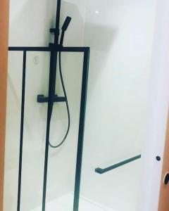 Appartements cosy studio design with modern bathroom : photos des chambres