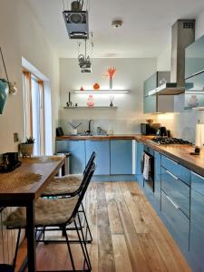 Beautiful central townhouse w parking for 2 cars
