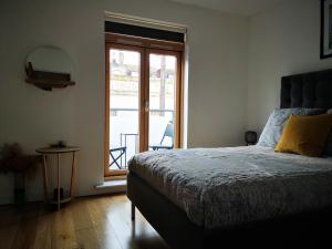 Beautiful central townhouse w parking for 2 cars